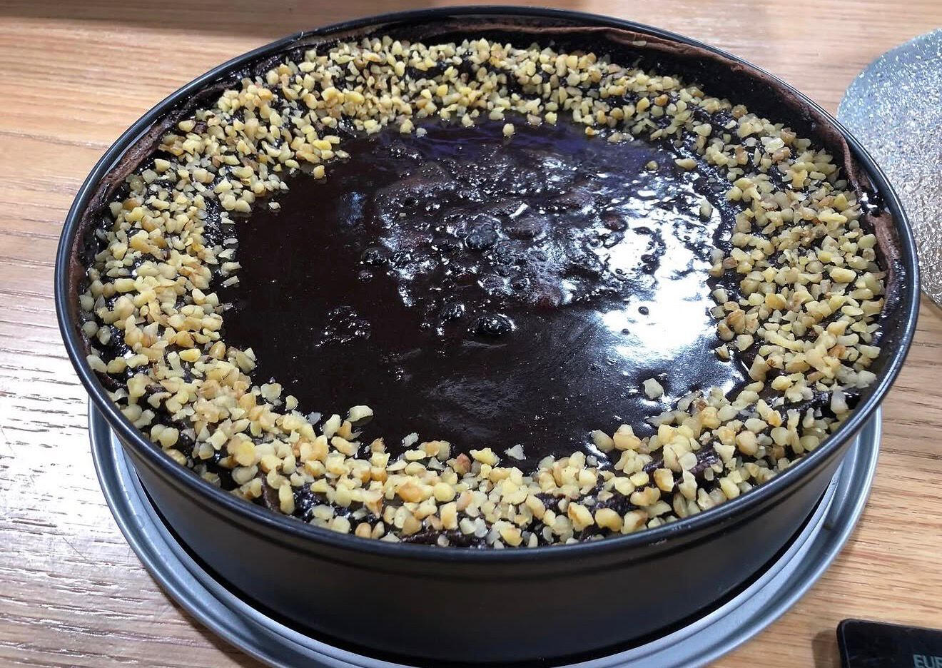 עוגת שוקולד ואגוזים קצוצים